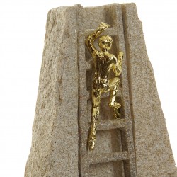 تحفة ديكورية على شكل سلالم لون ذهبي من مادة الريزن قياس 23 * 5 * 13