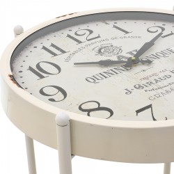 طاولة مع ساعة