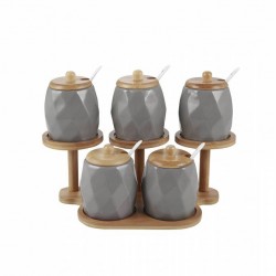 طقم توابل على قاعده خشبيه  مصنوعه من بورسلان لون رمادي فاتح عدد5 قطع