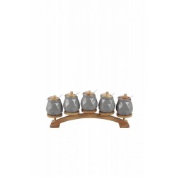 طقم توابل على قاعده خشبيه  مصنوعه من بورسلان لون رمادي فاتح عدد5 قطع